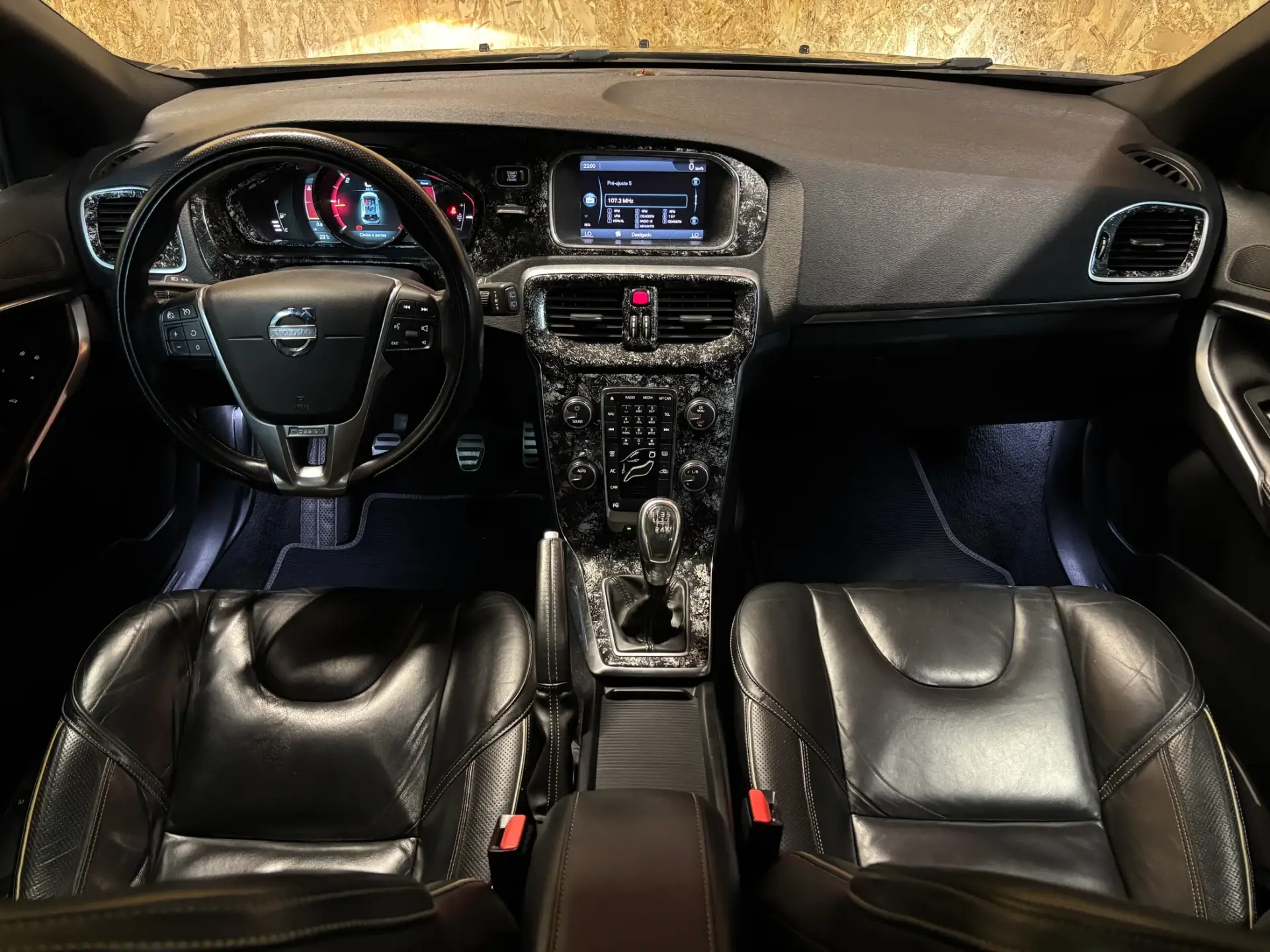Volvo V40 1.6 D2 R-Design 14