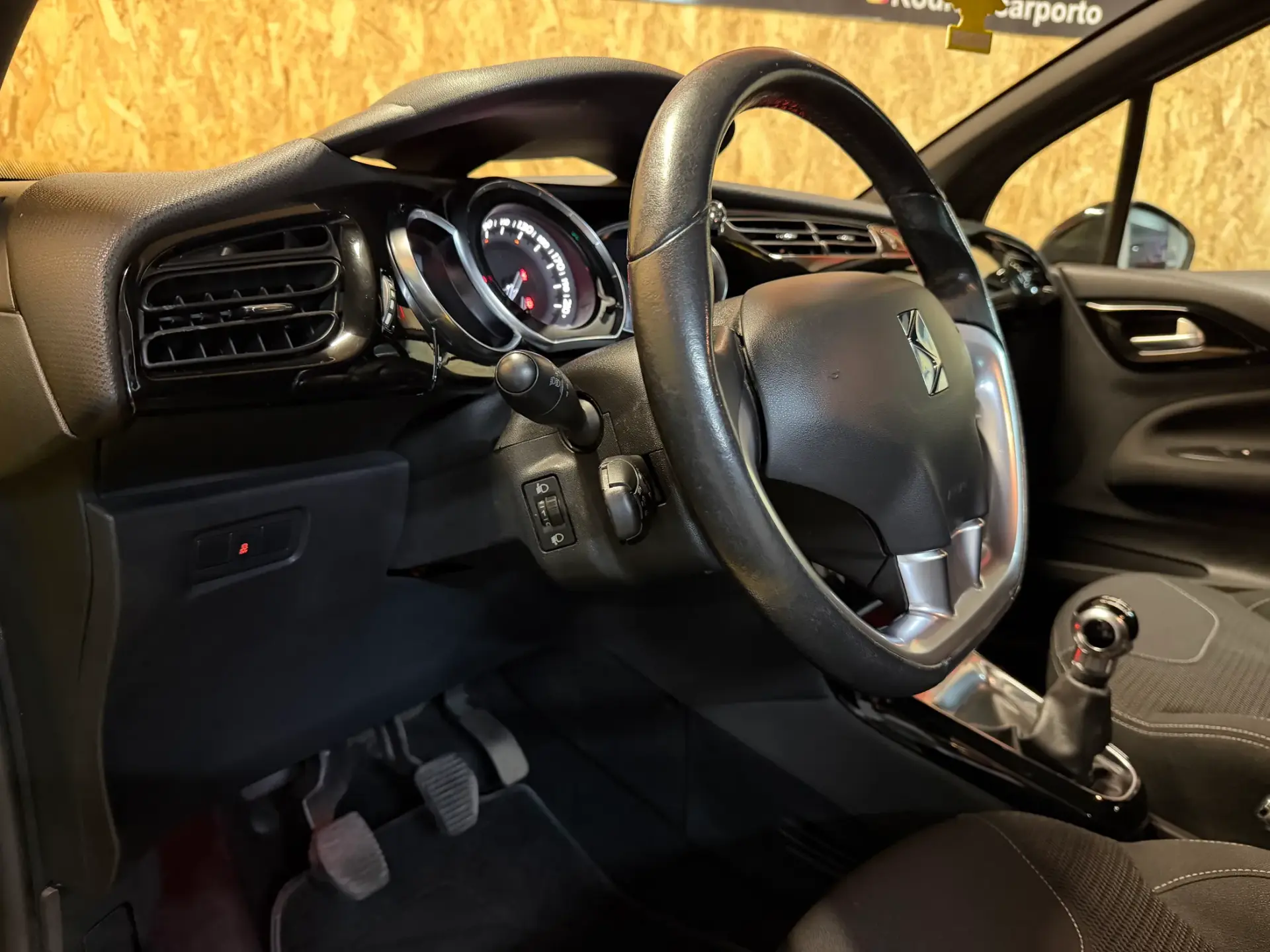 Citroen DS3 1.2 VTi So Chic 8