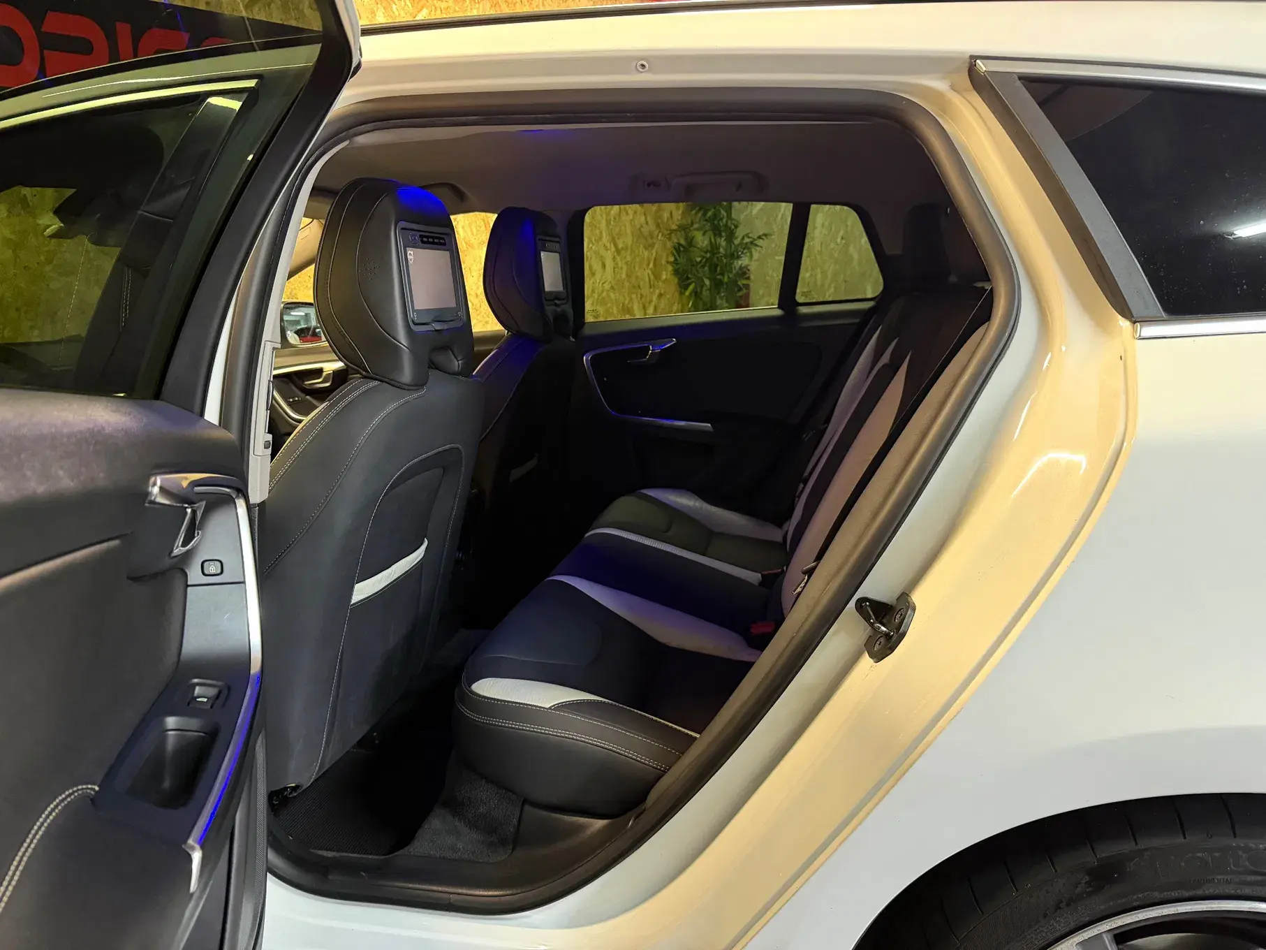 Volvo V60 1.6 D2 Drive R-Design Powershift Start/Stop 2