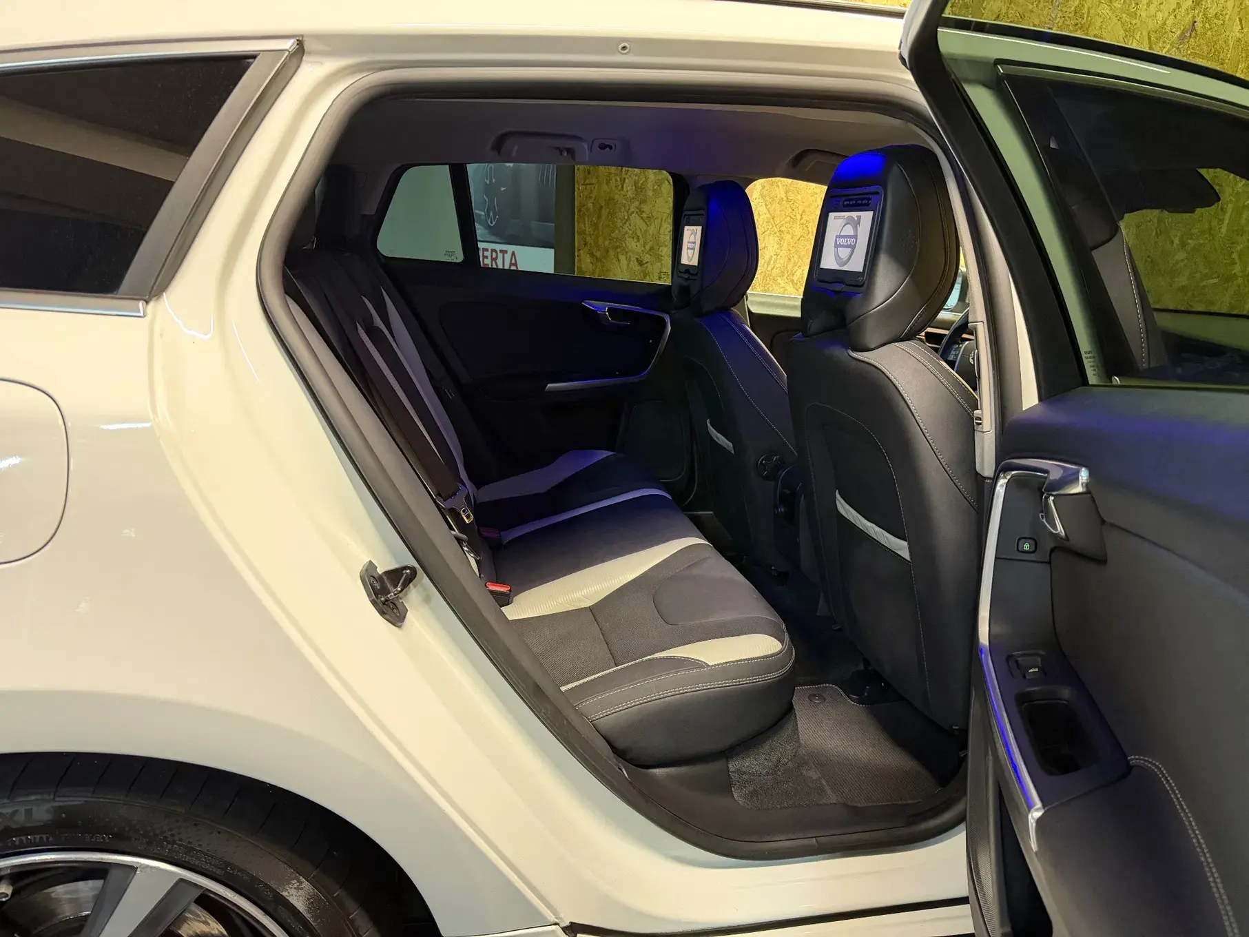 Volvo V60 1.6 D2 Drive R-Design Powershift Start/Stop 4