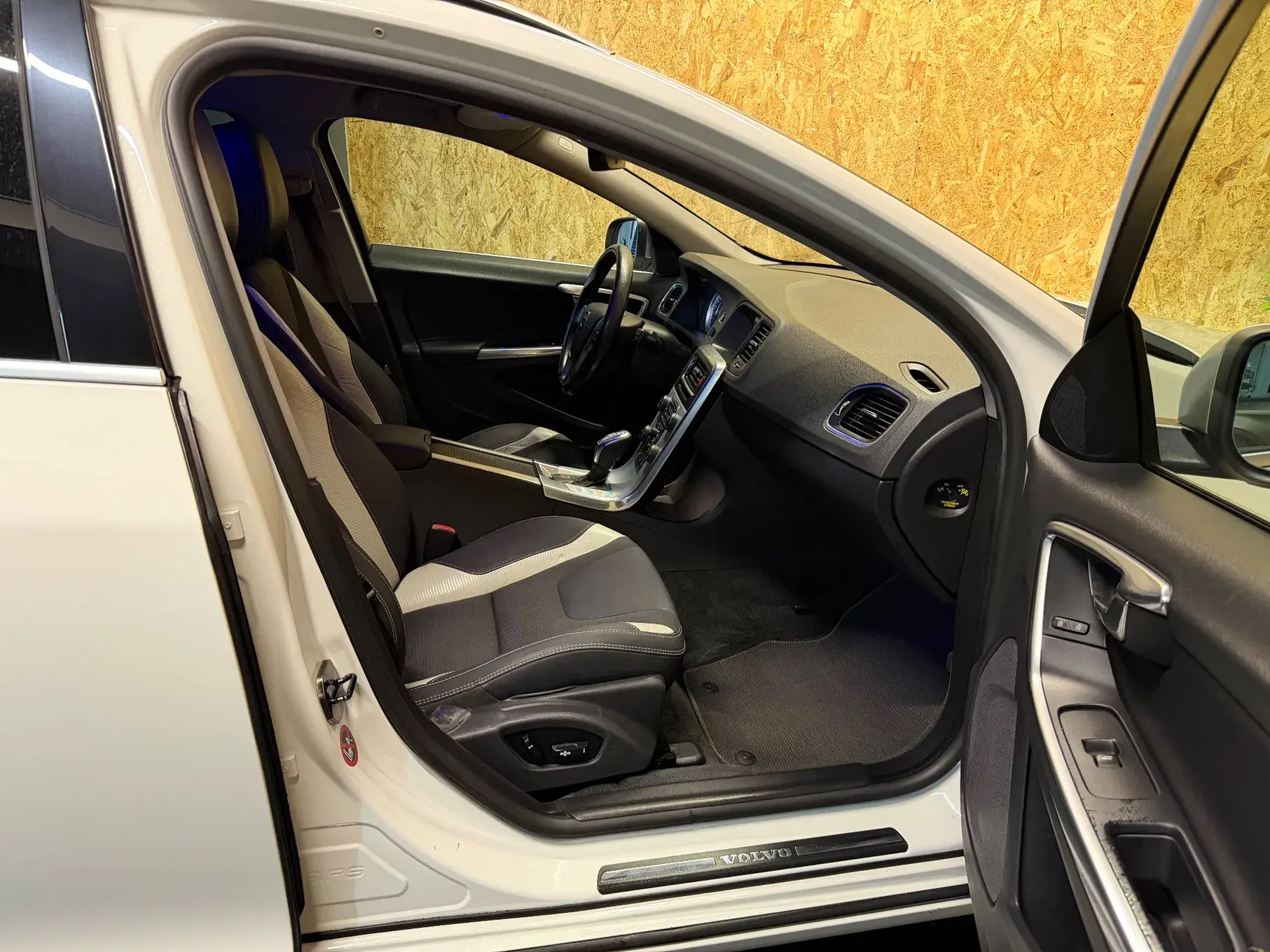 Volvo V60 1.6 D2 Drive R-Design Powershift Start/Stop 6