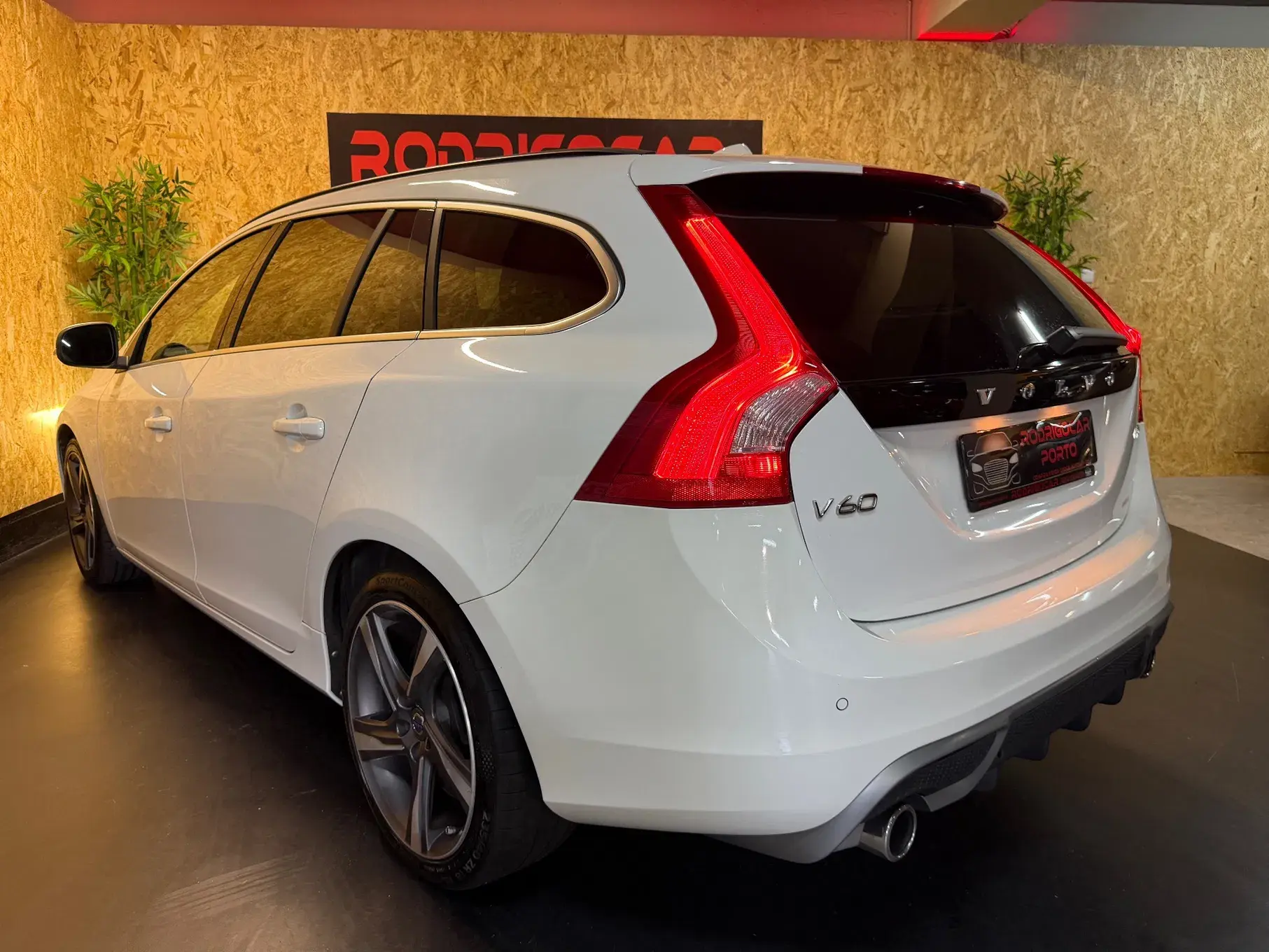 Volvo V60 1.6 D2 Drive R-Design Powershift Start/Stop 22