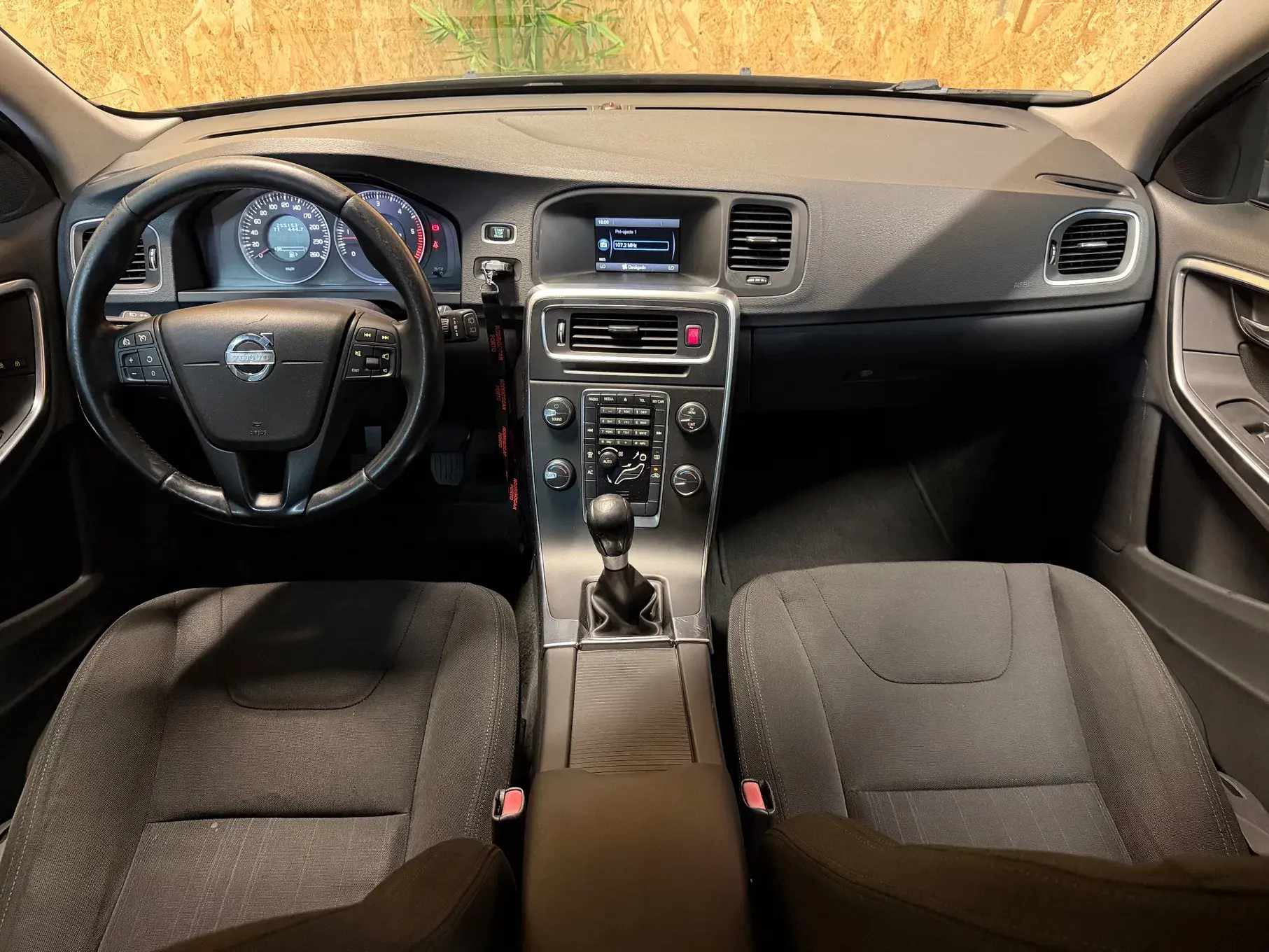 Volvo V60 2.0 D3 Momentum Start/Stop 5