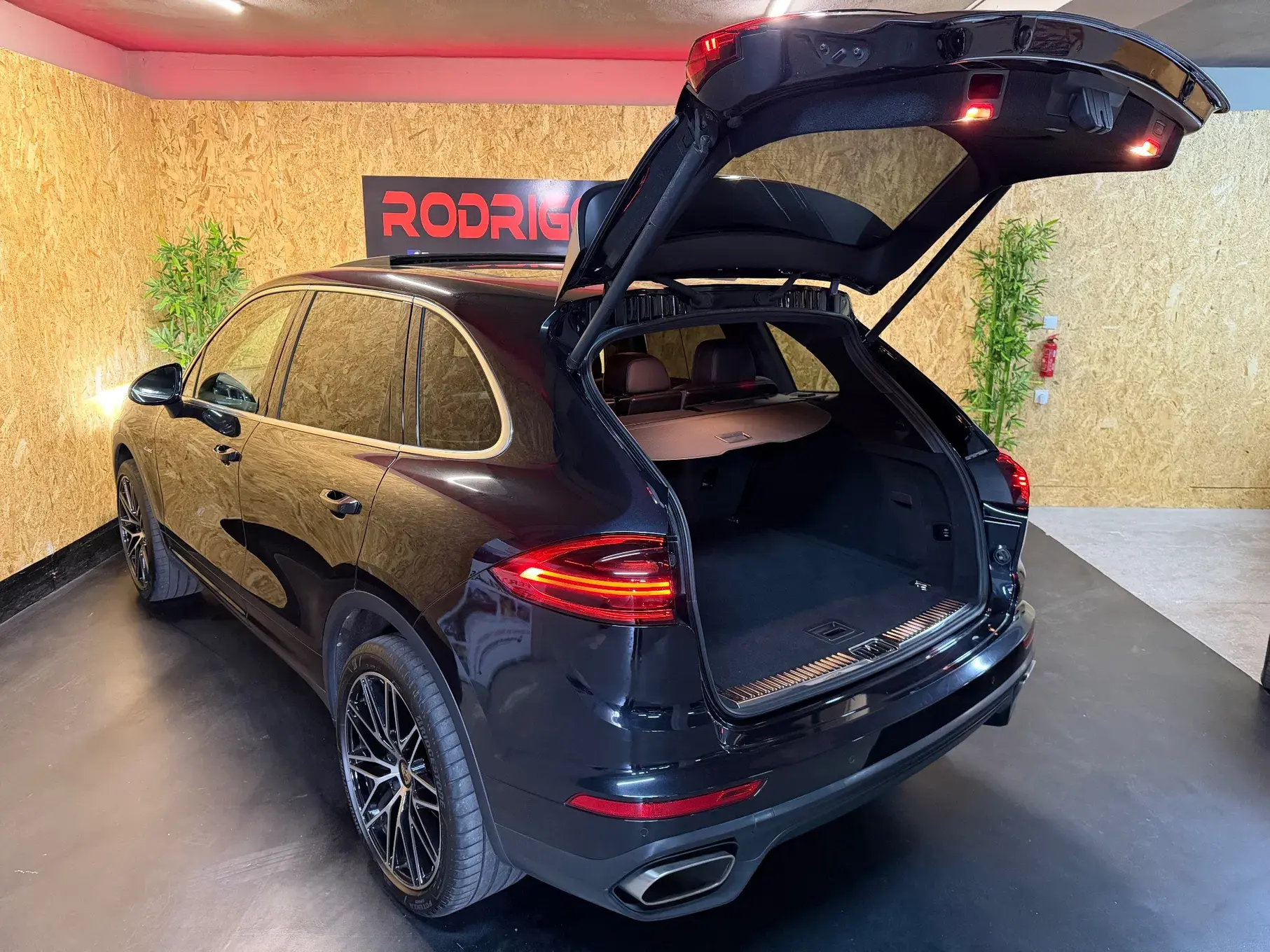 Porsche Cayenne Electric 28