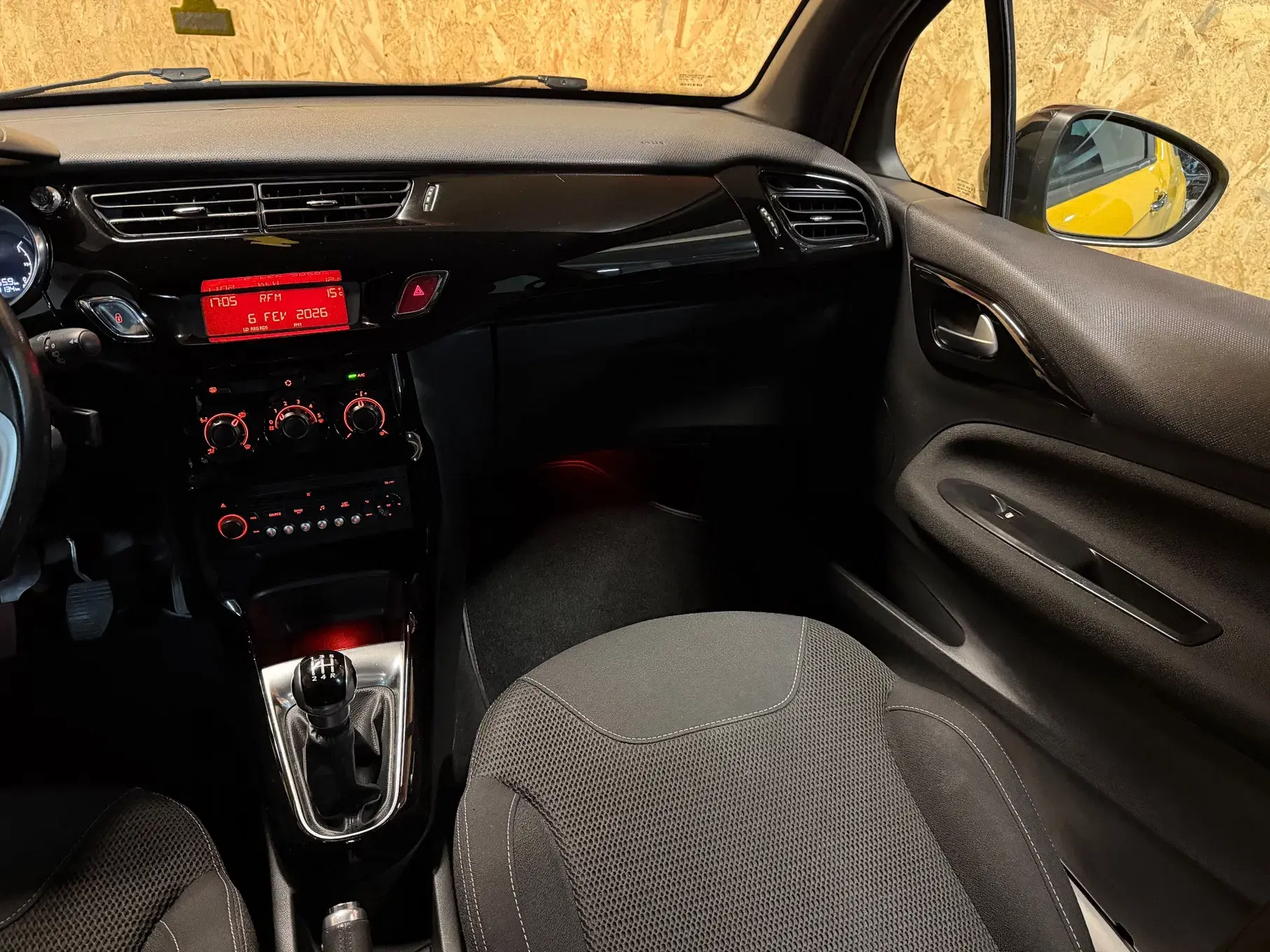 Citroen DS3 1.2 VTi So Chic 8