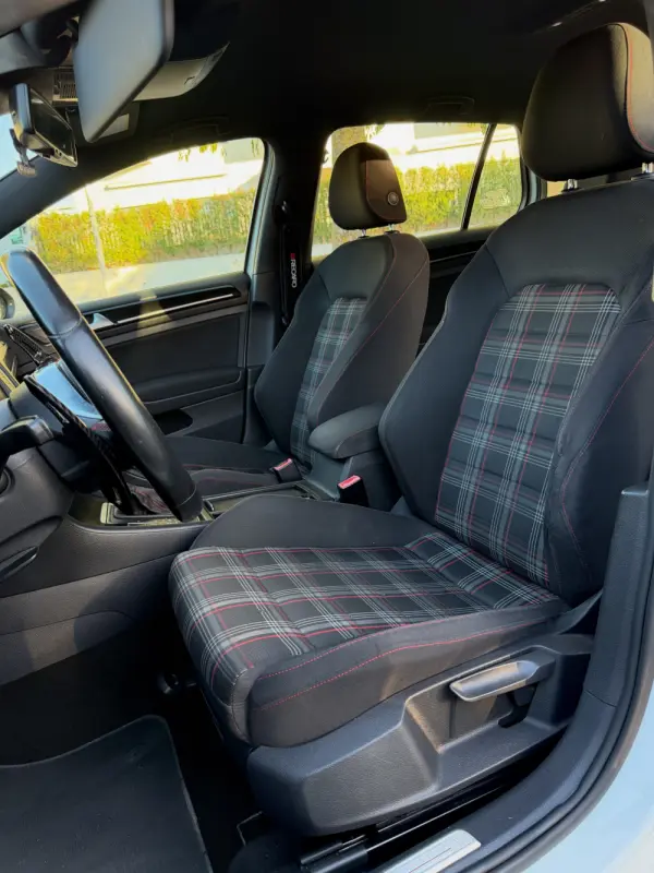 Volkswagen Golf 2.0 GTI 9