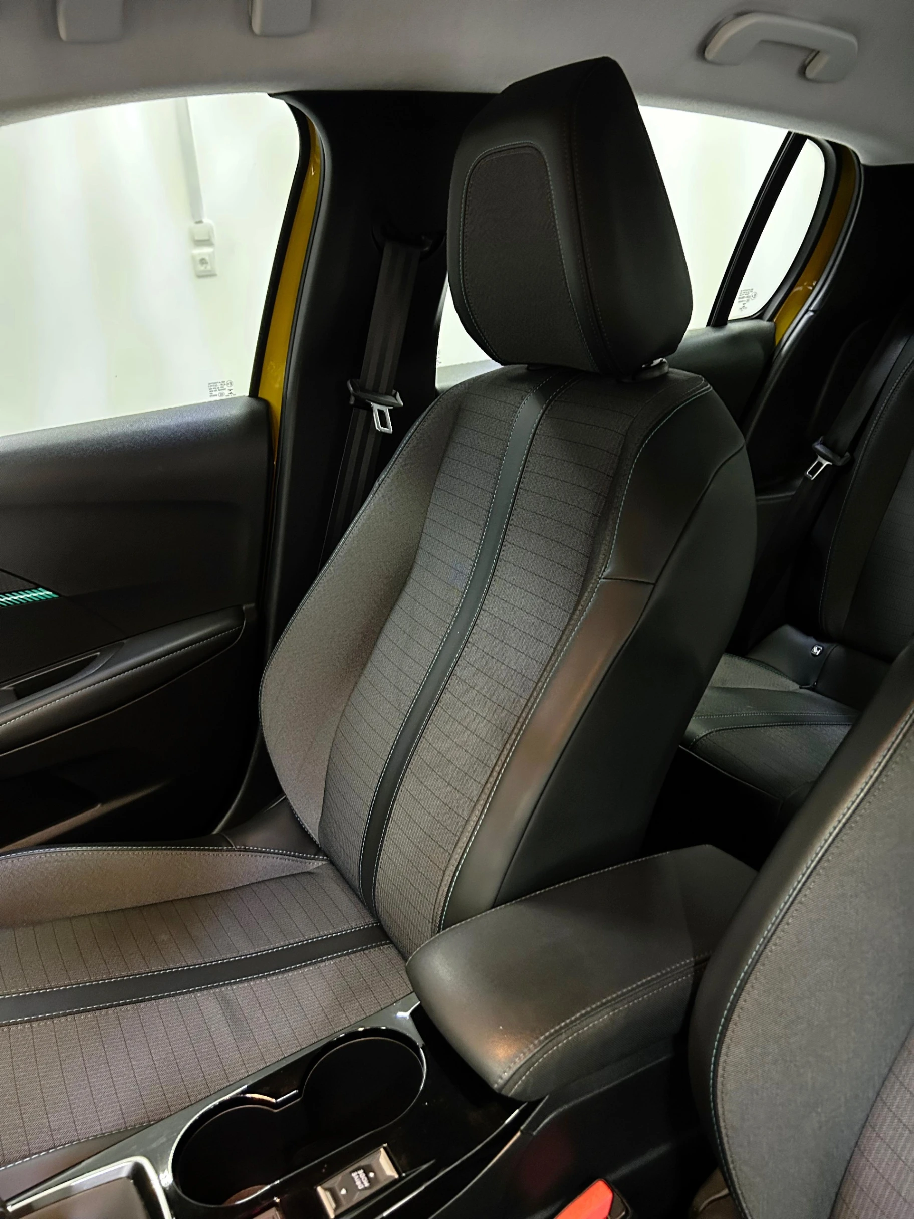 Peugeot 208 4