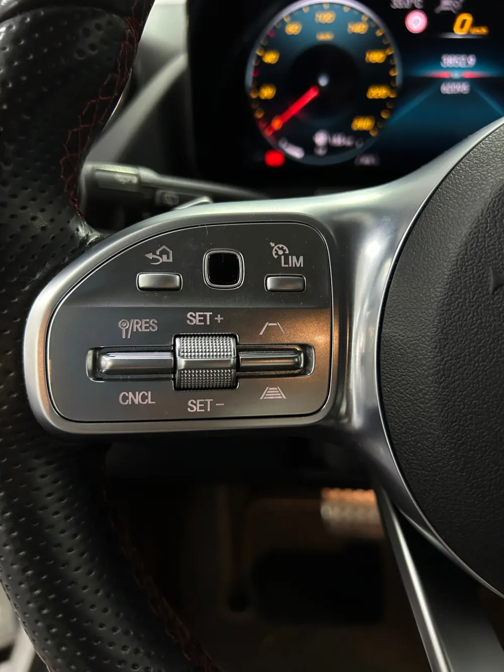 Mercedes-Benz GLA 200 d AMG Line 4