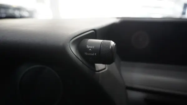 Lexus UX 250h Business 26