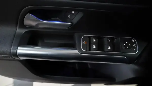 Mercedes-Benz GLA 200 d Progressive 14