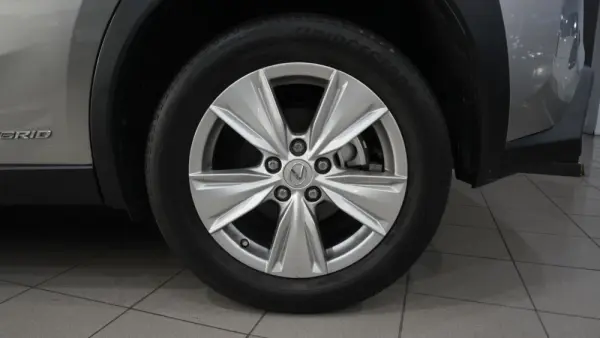 Lexus UX 250h Business 11