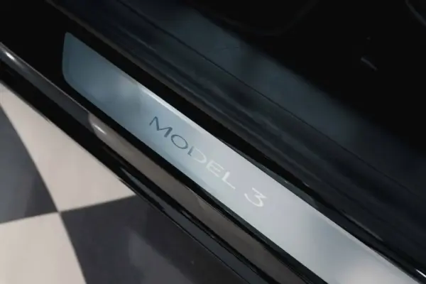 Tesla Model 3 21