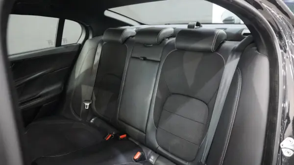 Jaguar XE 2.0 D Prestige 12