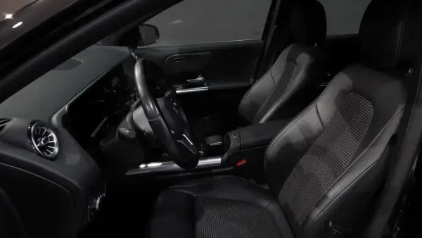 Mercedes-Benz GLA 200 d Progressive 13