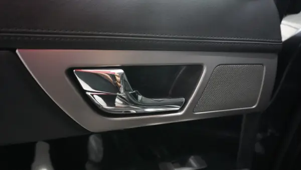 Jaguar XF 3.0 D V6 S Portfolio 17