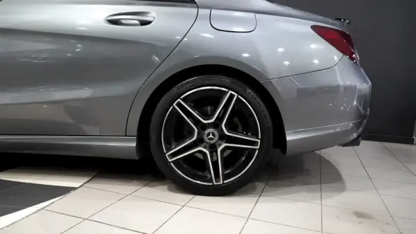 Mercedes-Benz CLA 220 8