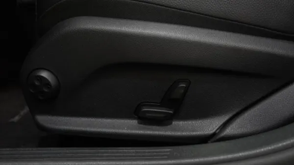 Mercedes-Benz C 300 e Avantgarde 12