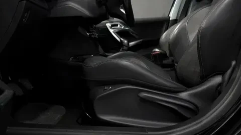 Peugeot 2008 1.2 PureTech Allure 14