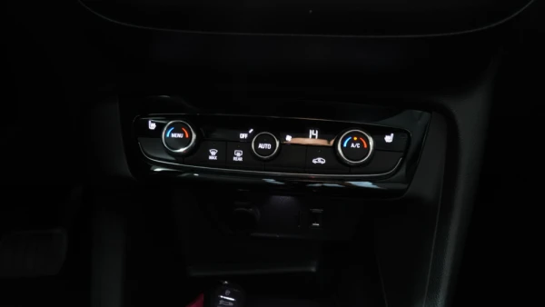 Opel Corsa-e 136CV Elegance 100% Elétrico 39