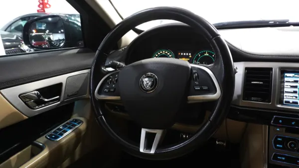 Jaguar XF 3.0 D V6 Luxury 25