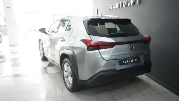 Lexus UX 250h Business 10
