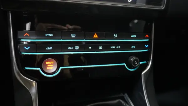 Jaguar XE 2.0 D Prestige 28