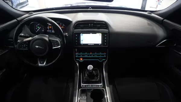Jaguar XE 2.0 D Prestige 16