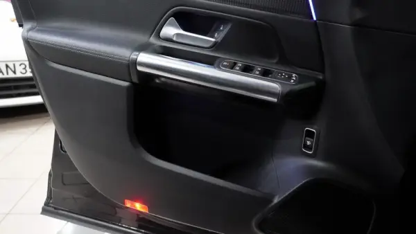 Mercedes-Benz GLA 200 11