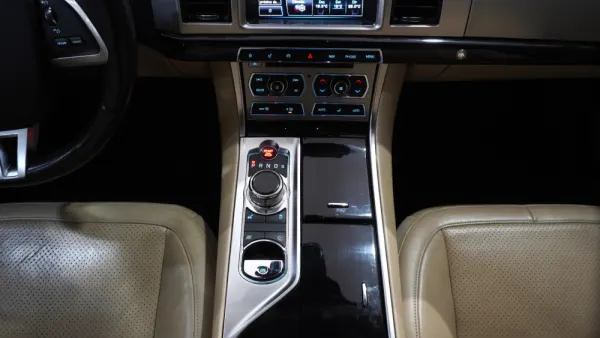 Jaguar XF 3.0 D V6 Luxury 32