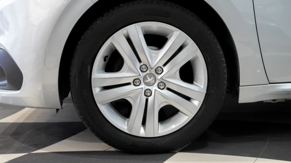 Peugeot 208 1.2 PureTech Active 5