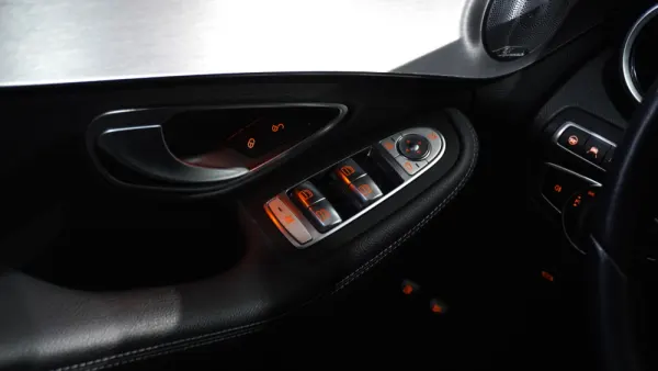 Mercedes-Benz C 300 e Avantgarde 10