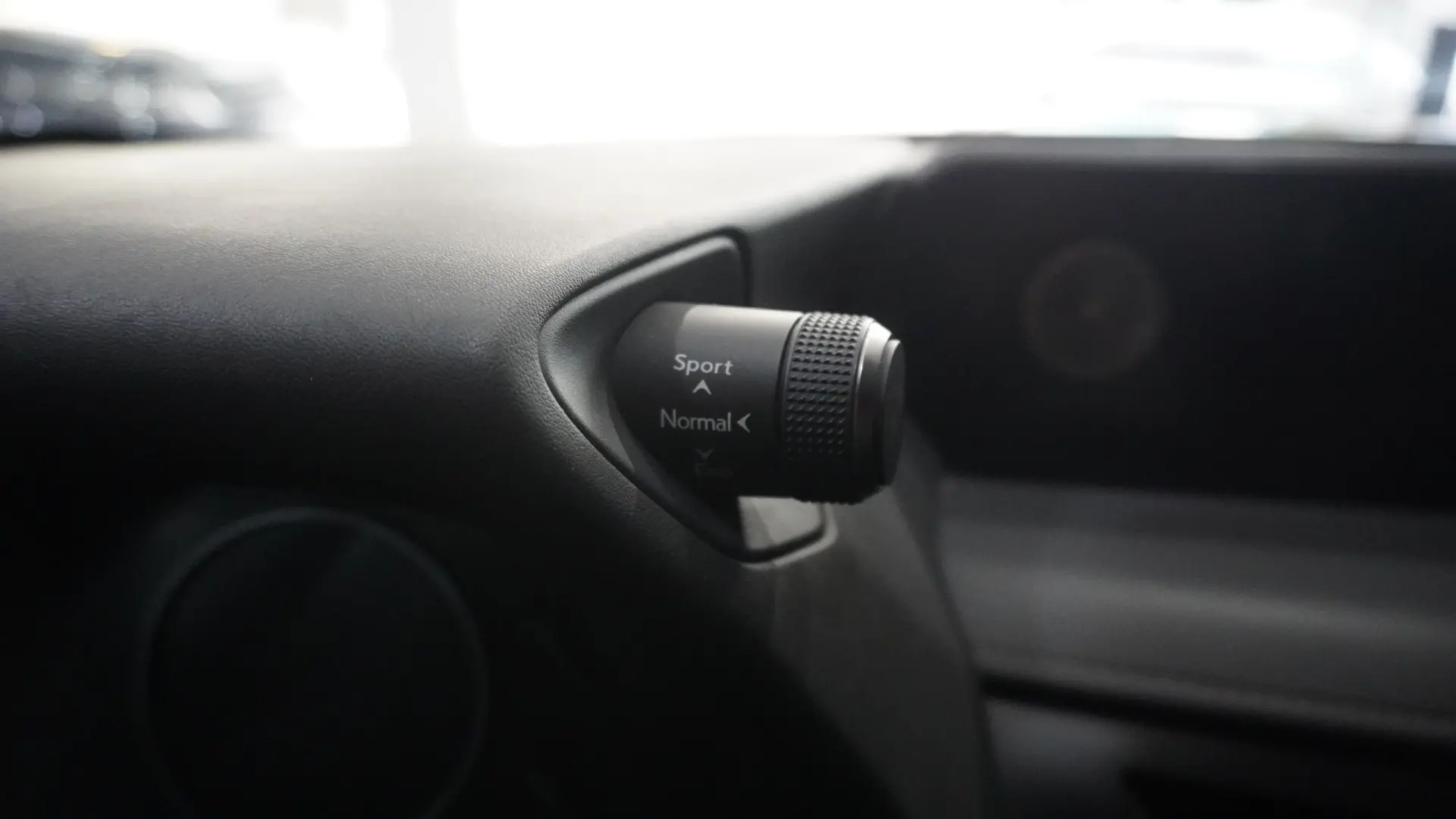 Lexus UX 250h Business 26