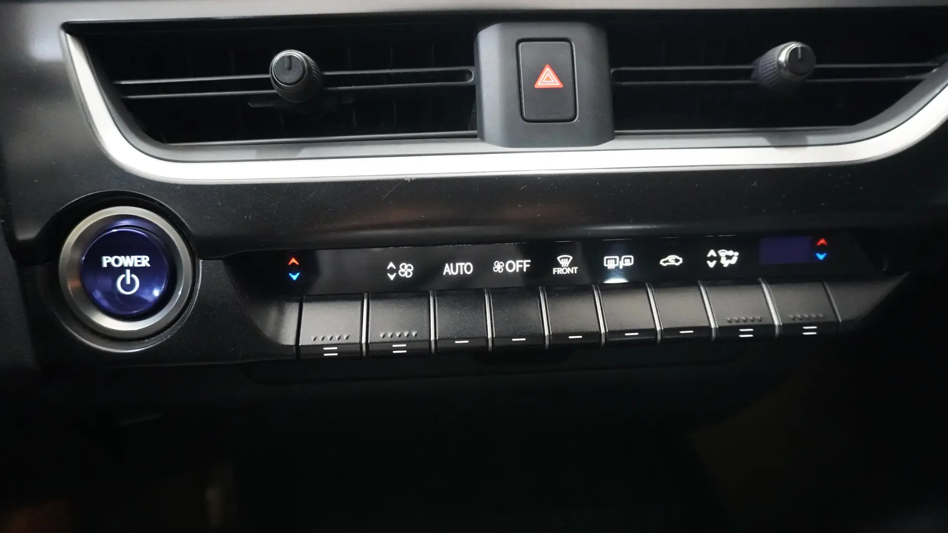 Lexus UX 250h Business 33