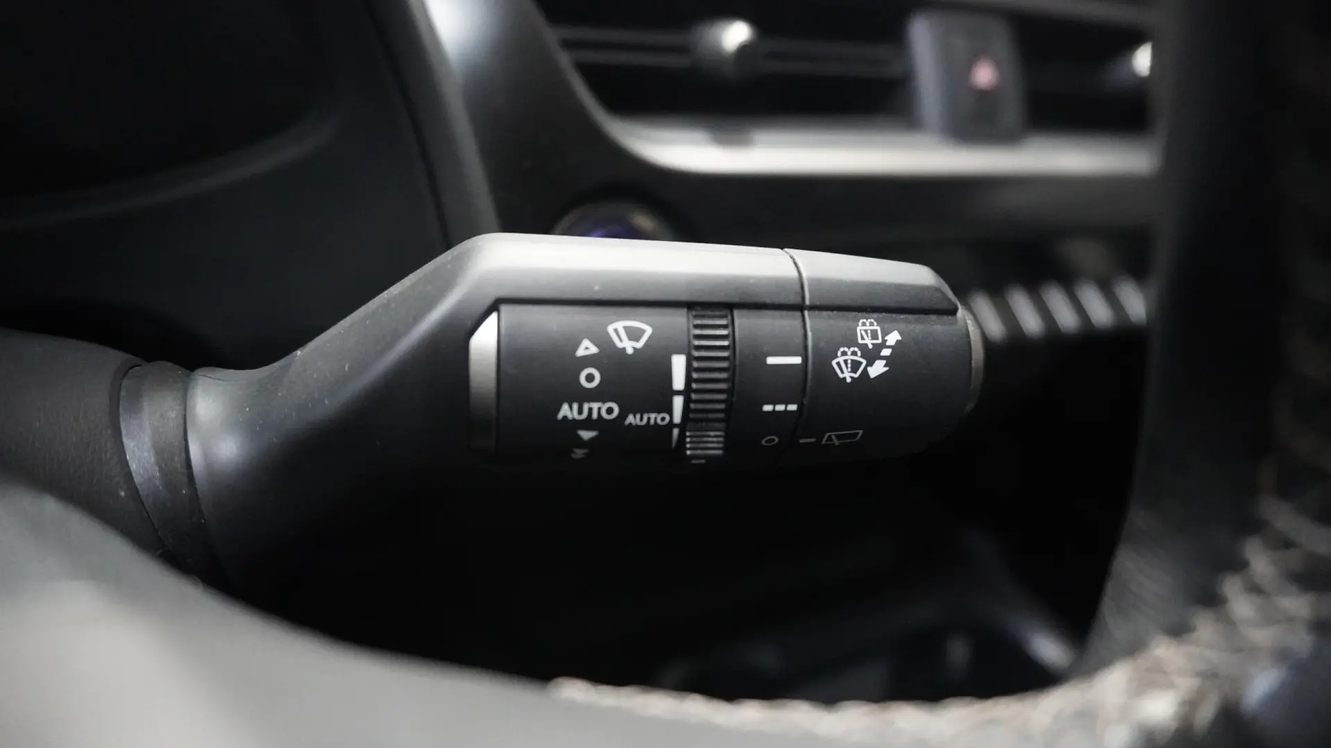 Lexus UX 250h Business 25