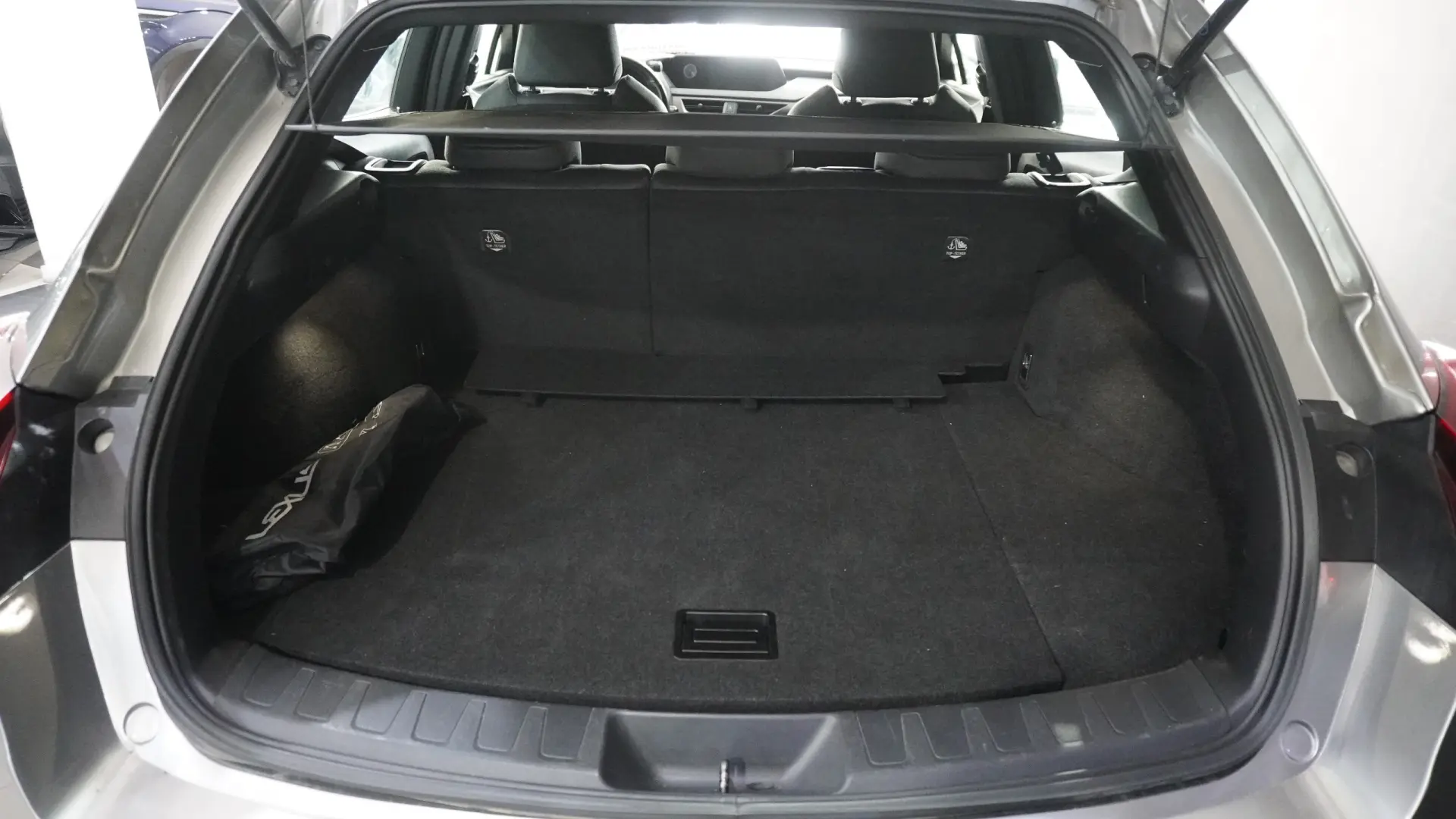 Lexus UX 250h Business 16