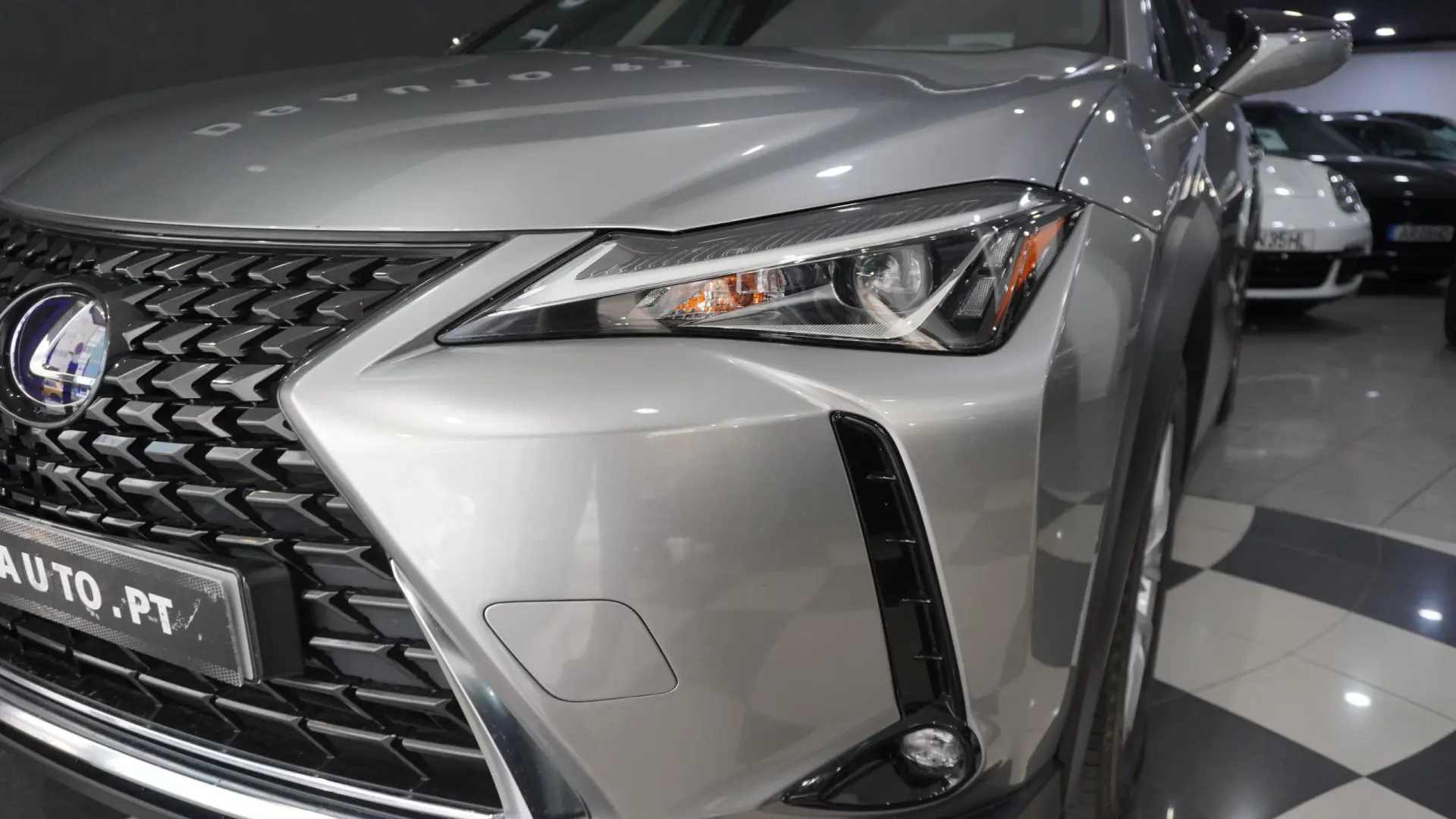 Lexus UX 250h Business 4