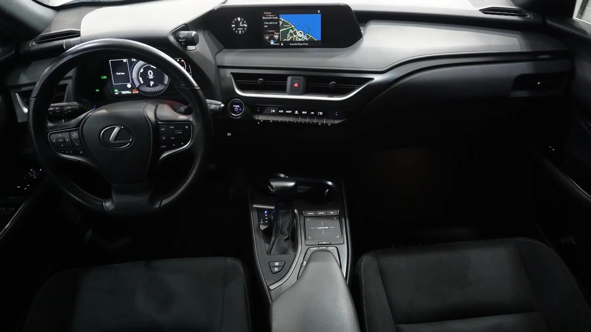 Lexus UX 250h Business 27