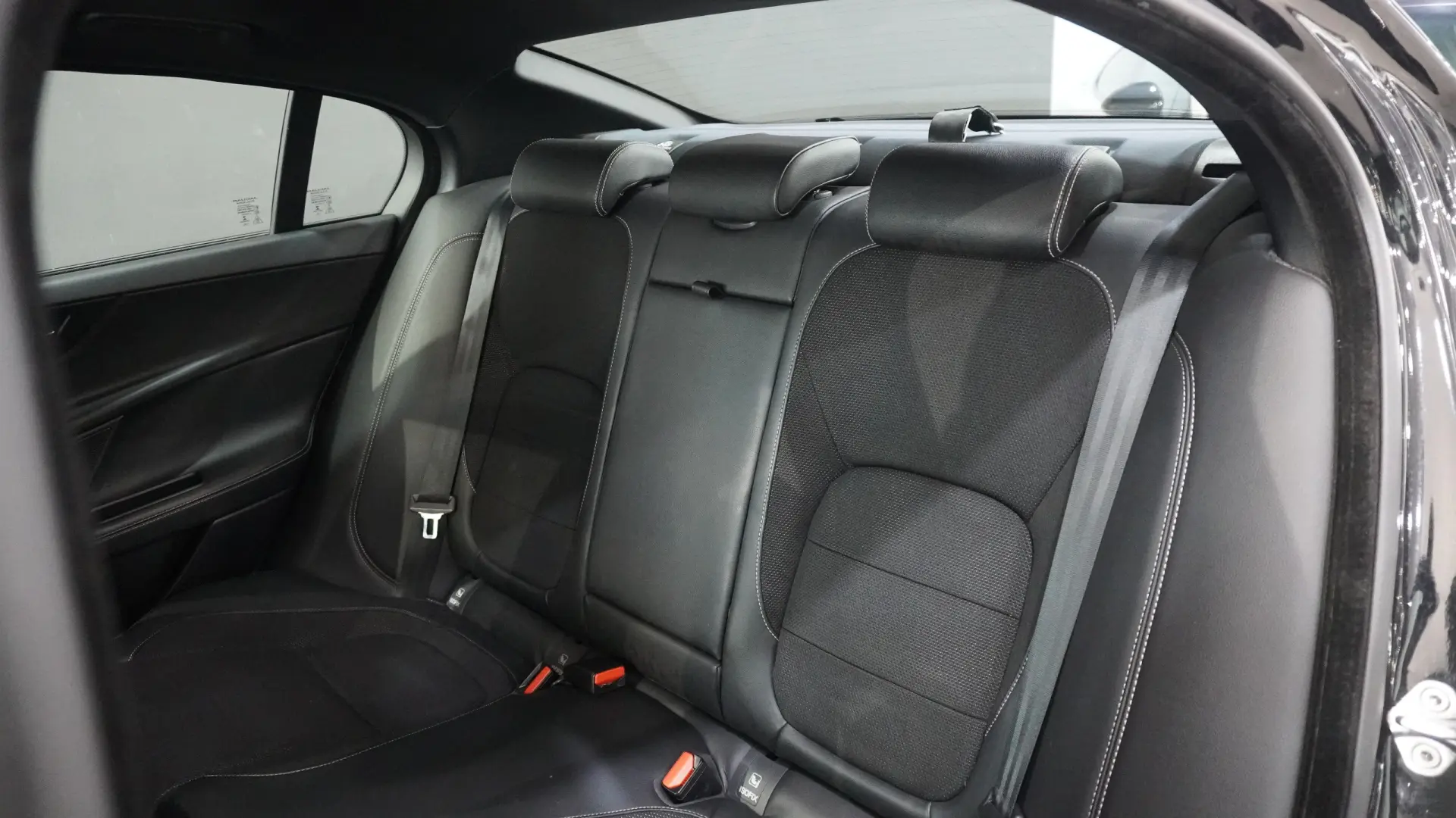 Jaguar XE 2.0 D Prestige 12