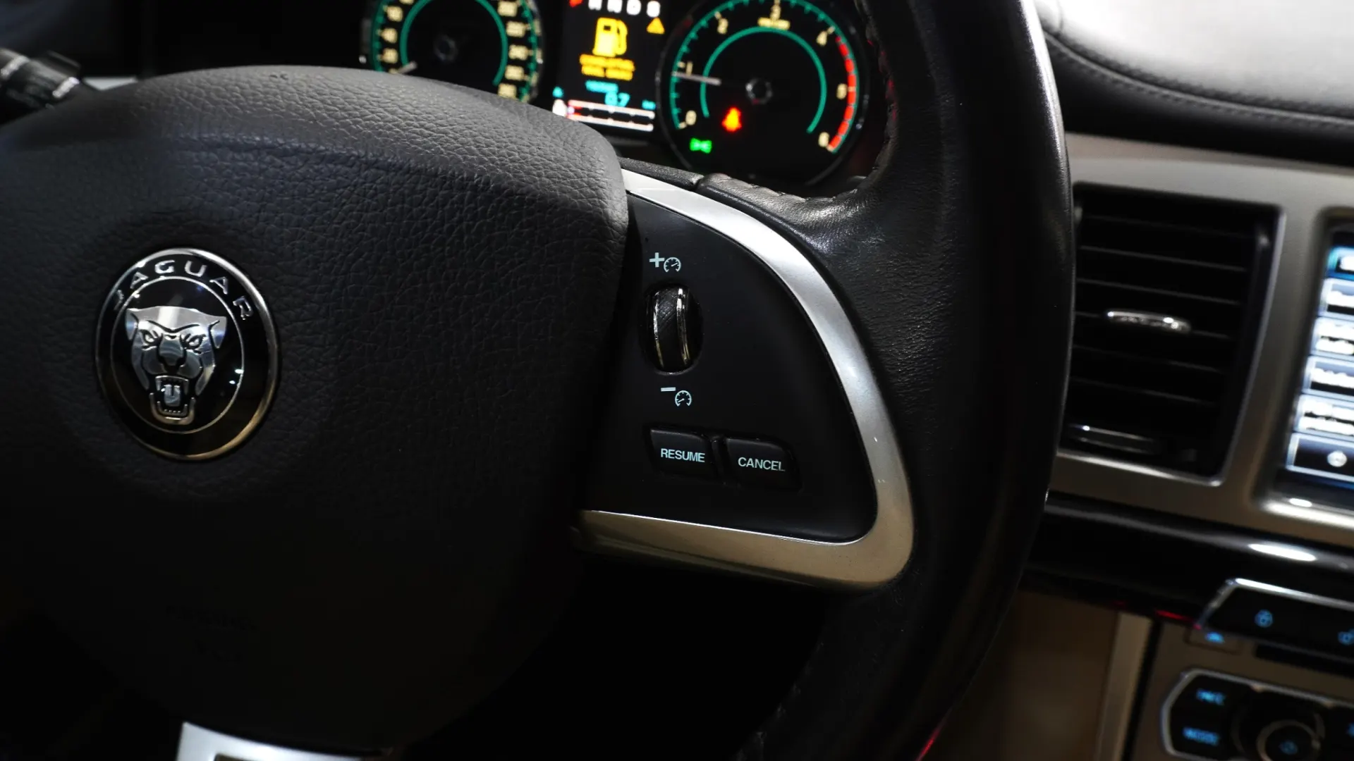 Jaguar XF 3.0 D V6 Luxury 27