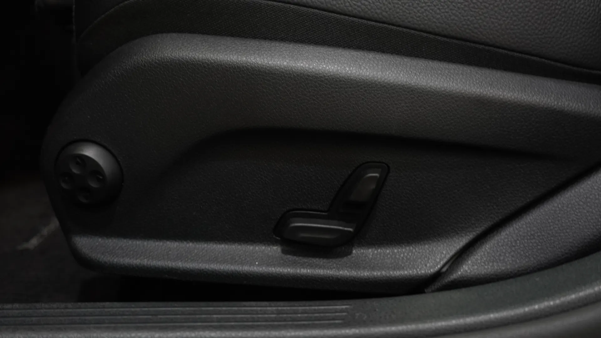 Mercedes-Benz C 300 e Avantgarde 12