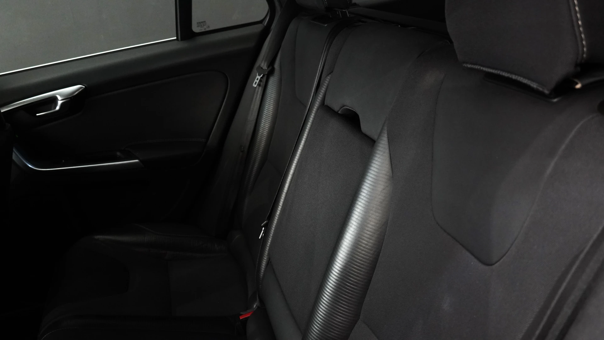 Volvo V60 1.6 D2 Drive R-Design Start/Stop 33