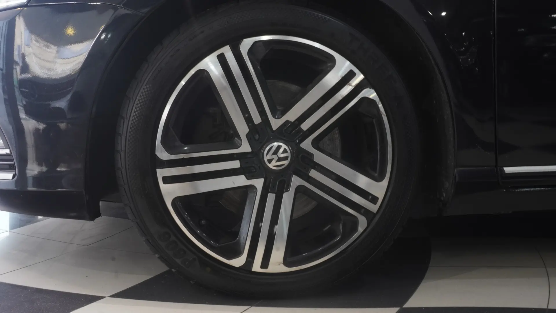 Volkswagen Passat 1.6 TDI Confortline 5