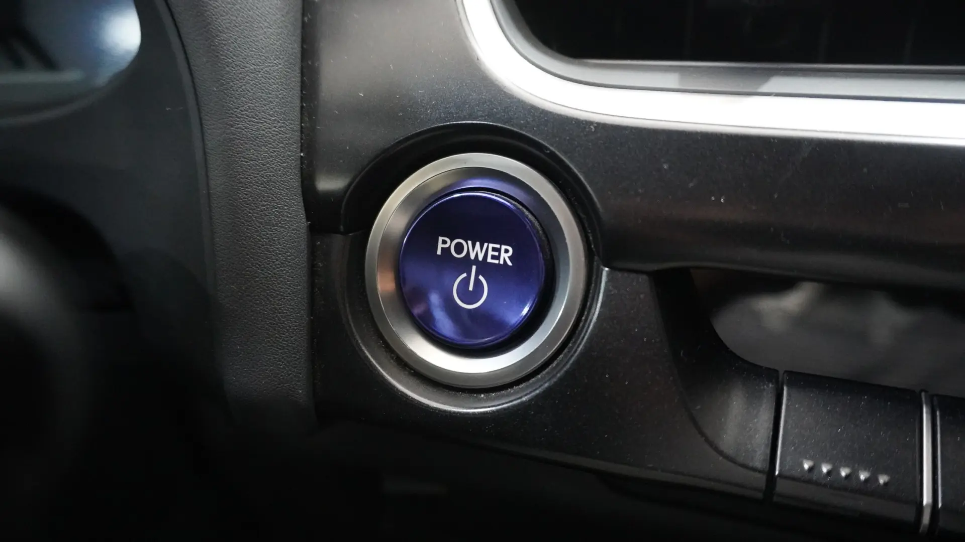 Lexus UX 250h Business 32