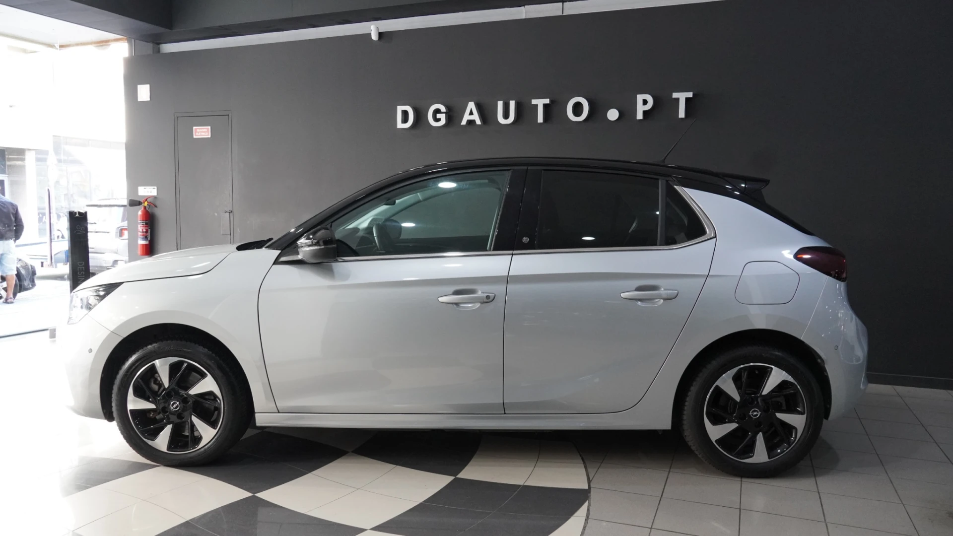 Opel Corsa-e 136CV Elegance 100% Elétrico 8