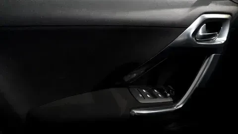 Peugeot 2008 1.2 PureTech Allure 12