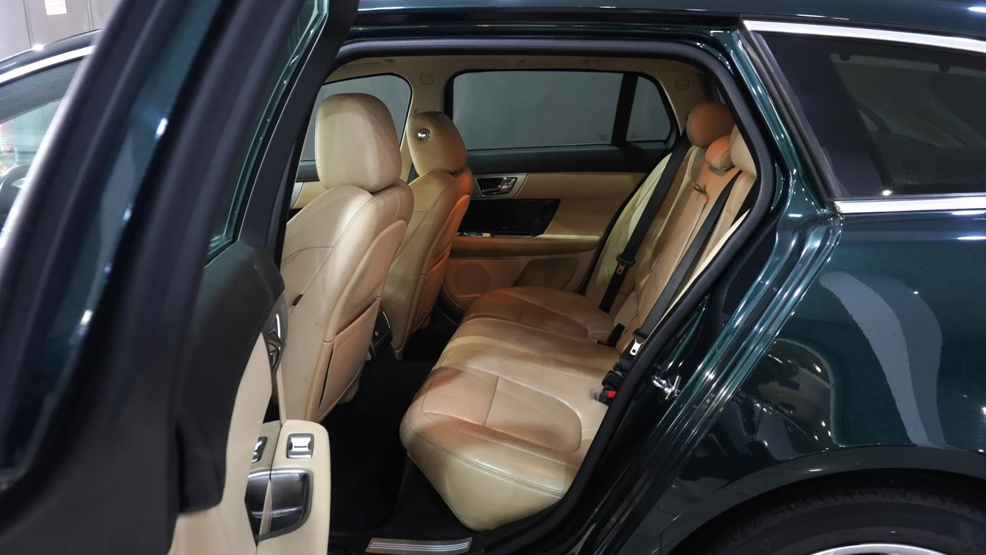 Jaguar XF 3.0 D V6 Luxury 35