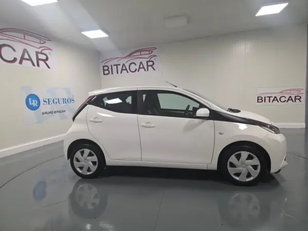 Toyota Aygo 1.0 VVT-I RISING  STAR X-SHIFT 2