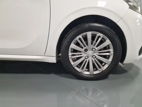 Peugeot 208 1.6 BlueHDi Style 4