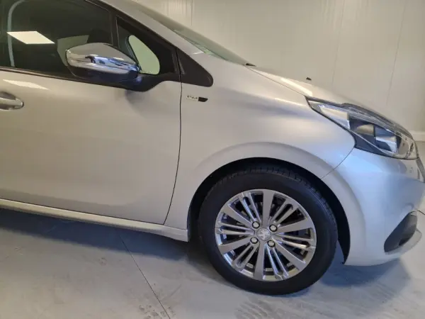 Peugeot 208 1.2 STYLE 6