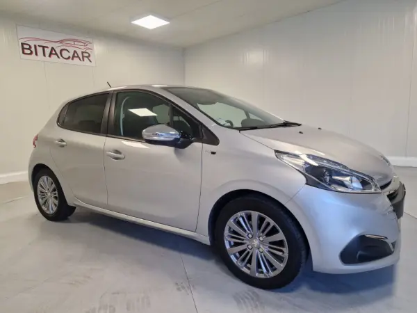 Peugeot 208 1.2 STYLE 8